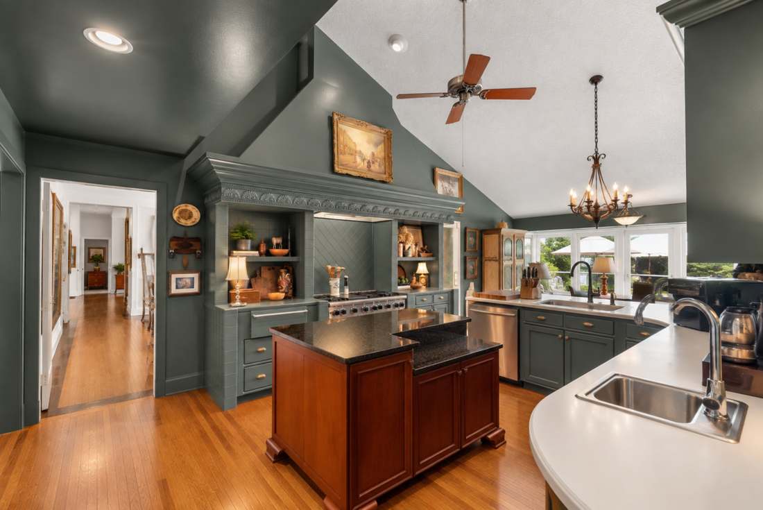 Kitchen, third angle into the hall