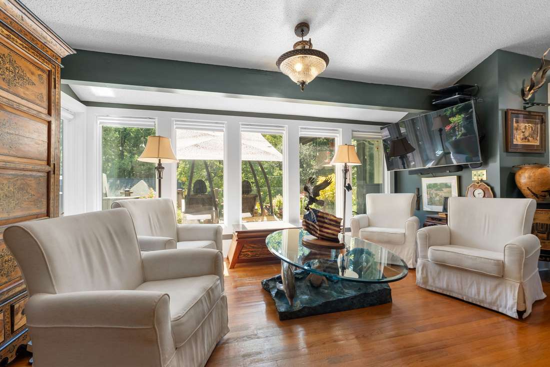 Bay-windowed sitting and breakfast room